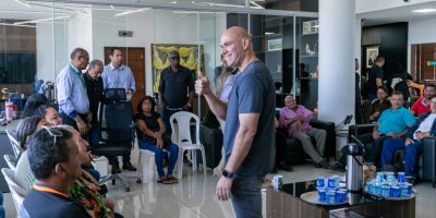 Abilio e feirantes debatem modernização da feira do CPA 2