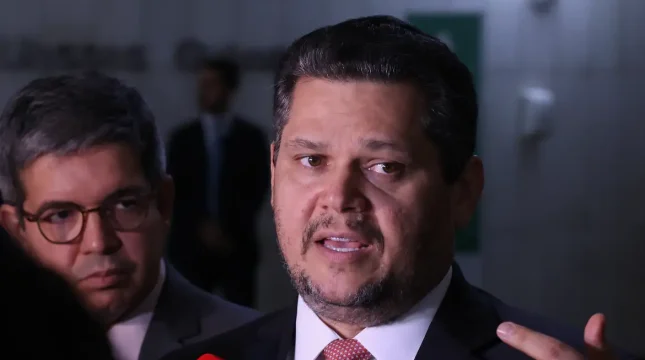 Alcolumbre envia PEC do fim da escala 6x1 para CCJ do Senado