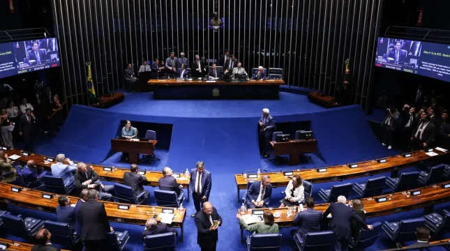 Alcolumbre trava tramitação da PEC do fim da escala 6x1