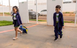 Alunos de Rondonópolis recebem kits escolares completos