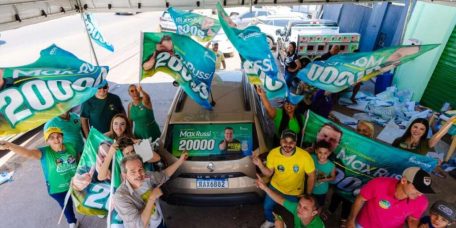 Campanha de Max Russi reúne mais de 700 carros em adesivaço