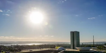 Congresso vota fim da escala 6x1 e "taxa das blusinhas"
