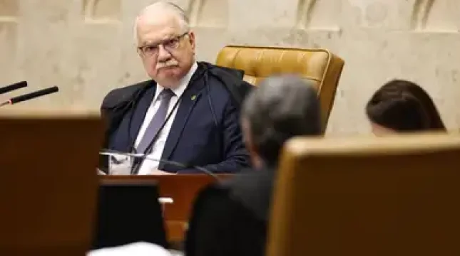 Fachin aguarda explicações de ministros para decidir sobre crise