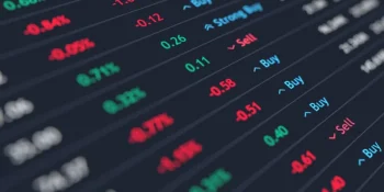 FMI corta previsão para economia global e eleva PIB do Brasil