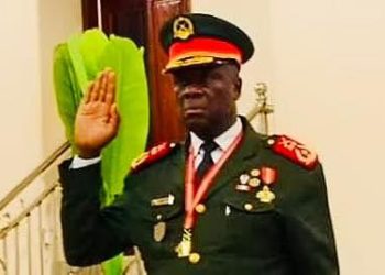 General toma posse como líder de Guiné-Bissau em golpe rápido