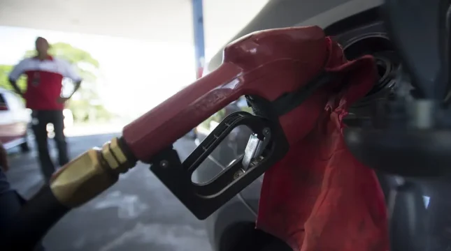 Governo inicia retirada gradual de subsídios aos combustíveis