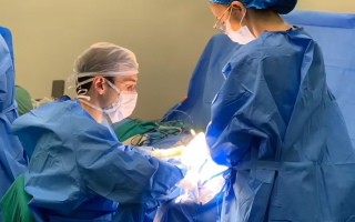Homem surdo há mais de 20 anos volta a escutar após cirurgia