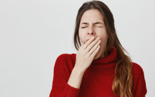 Incidente raro: mulher quebra pescoço ao bocejar