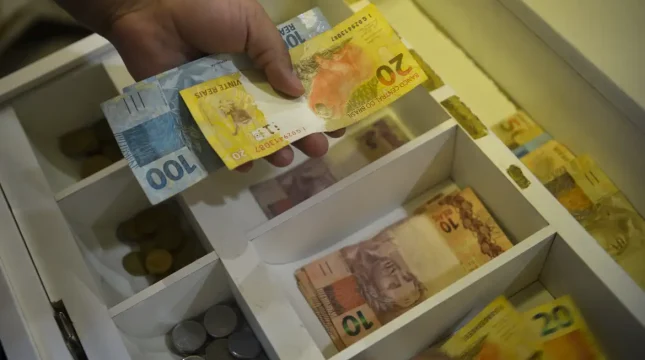 Inflação usada para corrigir salários acumula 4,11% em 12 meses