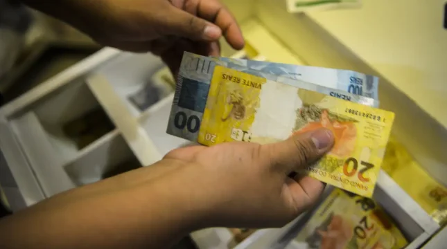 INPC, inflação usada para reajuste de salários, soma 4,42%