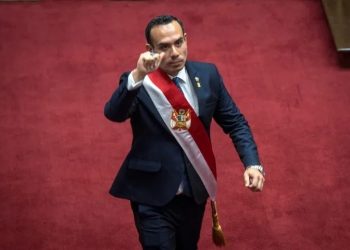 José Jeri toma posse como presidente interino do Peru