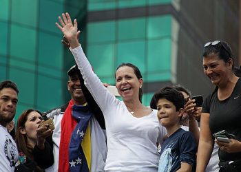 María Corina diz que voltará à Venezuela, com ou sem Maduro
