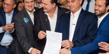 Max entrega a Flávio Bolsonaro carta apoio de deputados de MT