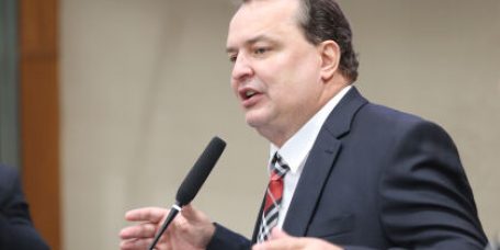 Max Russi apoia cobrança de servidores por RGA de 19,52%