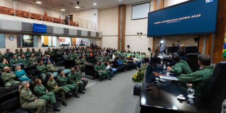 Max Russi homenageia servidores do Ciopaer