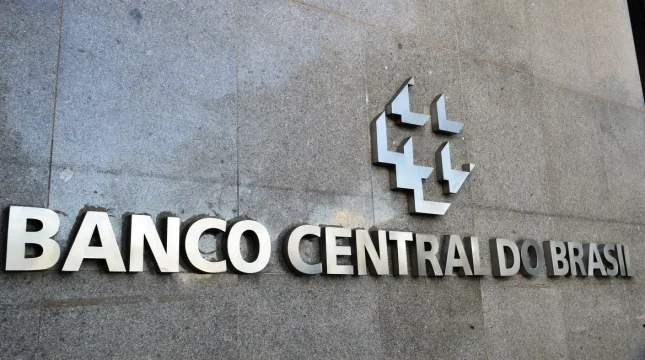 Mercado financeiro eleva previsão da Selic para 13,75% ao ano