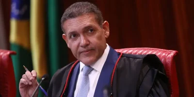 Nunes Marques toma posse com presidente do TSE