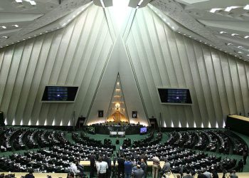Parlamento do Irã suspende cooperação com agência atômica