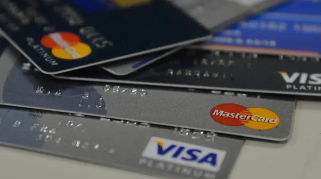 Percentual de famílias com dívidas cresce, mas inadimplência cai