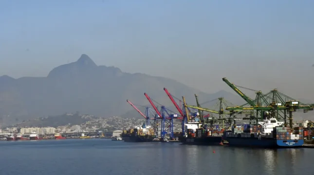 Previsão de superávit comercial de 2026 cai para US$ 84,4 bilhões