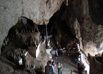 Primeiro sobrevivente é retirado de caverna inundada no Laos