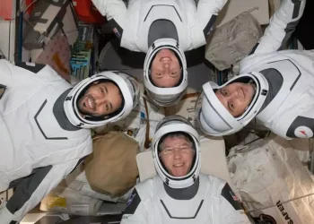 Quatro astronautas voltam à Terra após seis meses