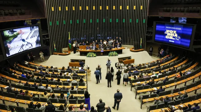 Reajustes aos servidores do Legislativo vão custar R$ 790 milhões