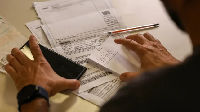 Salário mínimo de R$ 1.621 começa a ser pago nesta segunda