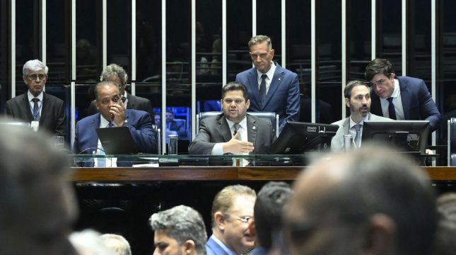 Senado aprova redução da pena pelo 8/1 e trama golpista