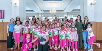 Simininas e alunos participam de atividade no Cine Teatro Cuiabá