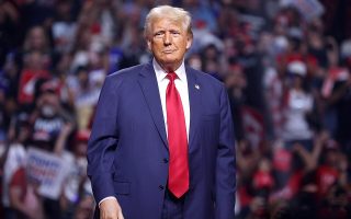 Trump promete tarifa de 10% para quem se alinhar às políticas