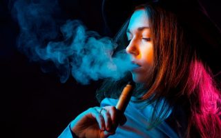 Vape causa “pulmão de pipoca” em jovem de 17 anos; entenda