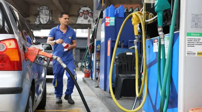 Vendas comércio recuam 1,5% em abril, por causa combustíveis
