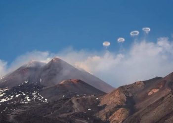 Vulcão Etna sopra anéis de fumaça na Itália, confira!